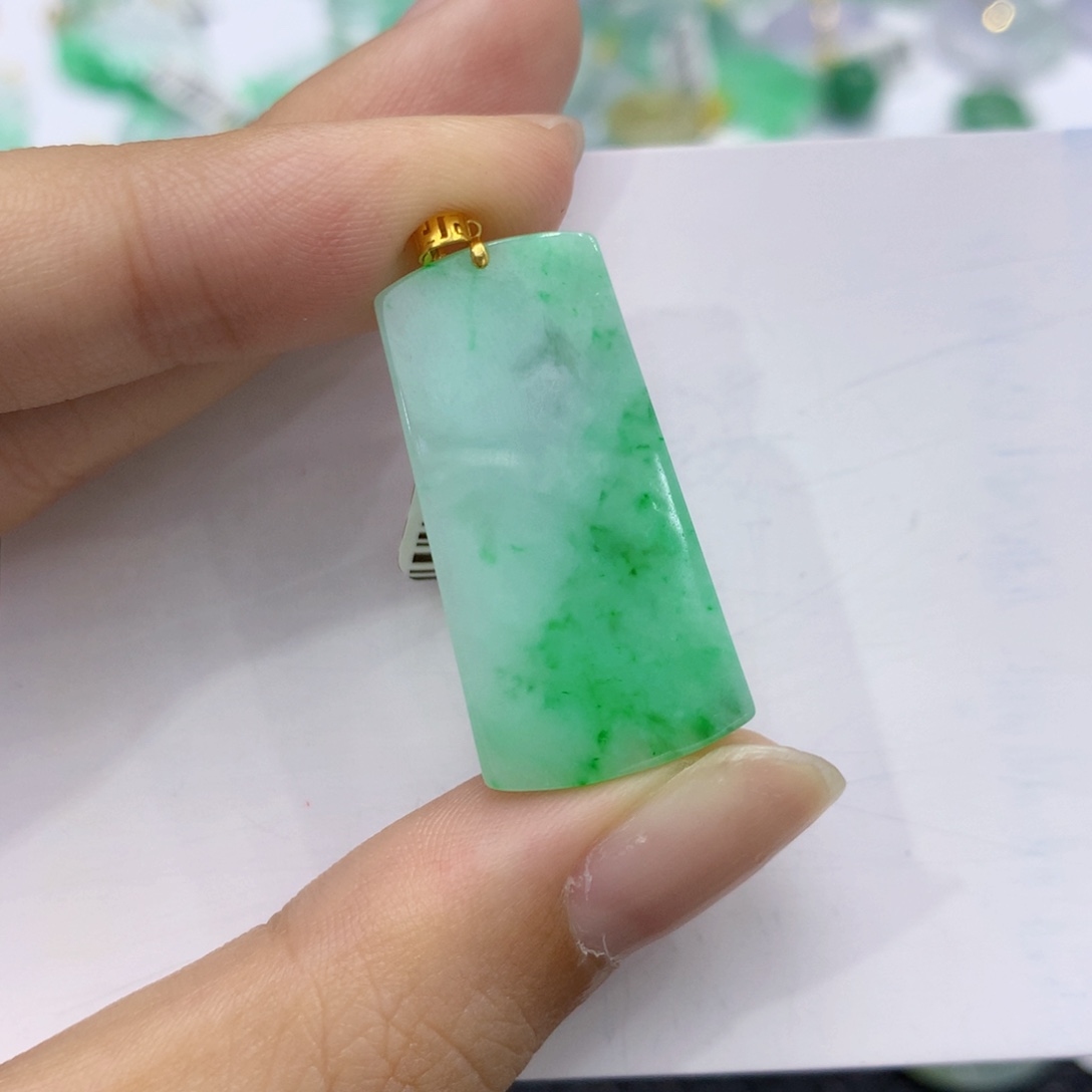 颈饰18K金镶嵌翡翠
