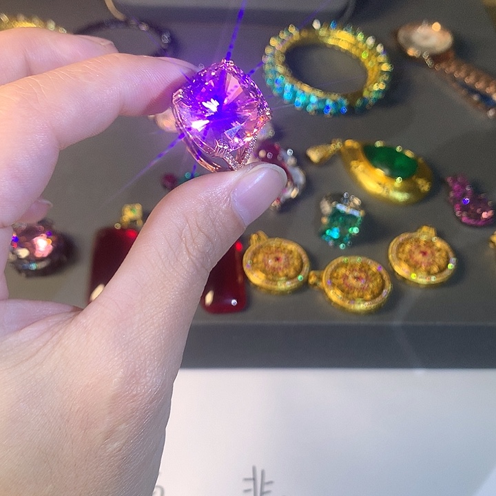 非金属74粉色戒指。         