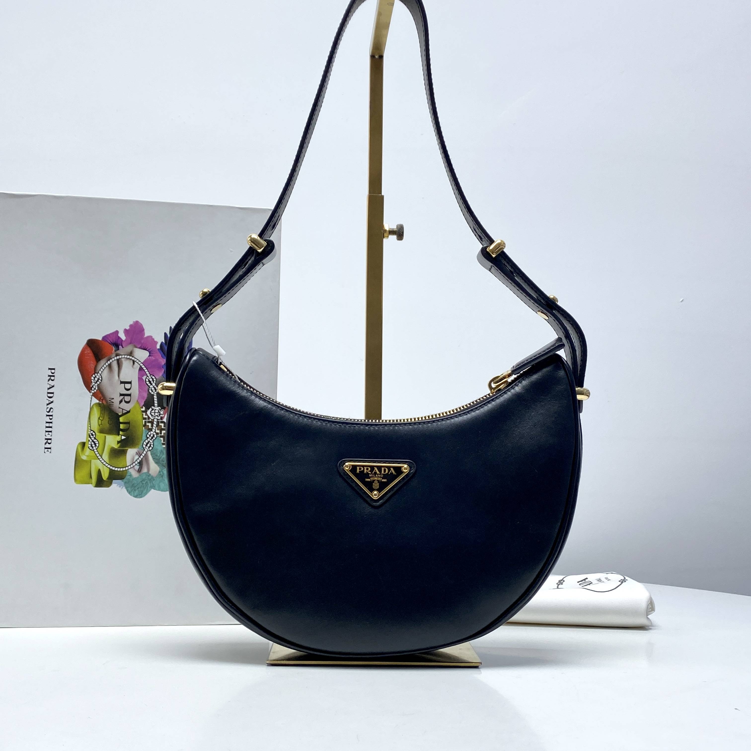 95新 Prada/普拉达 玺越奢品 Prada 黑色半月包 CPNC009
