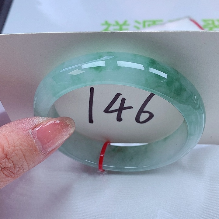 翡翠手镯未镶嵌翡翠