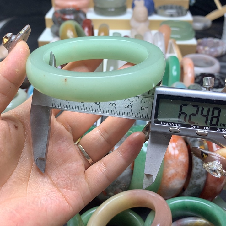 未镶嵌手镯石英质玉