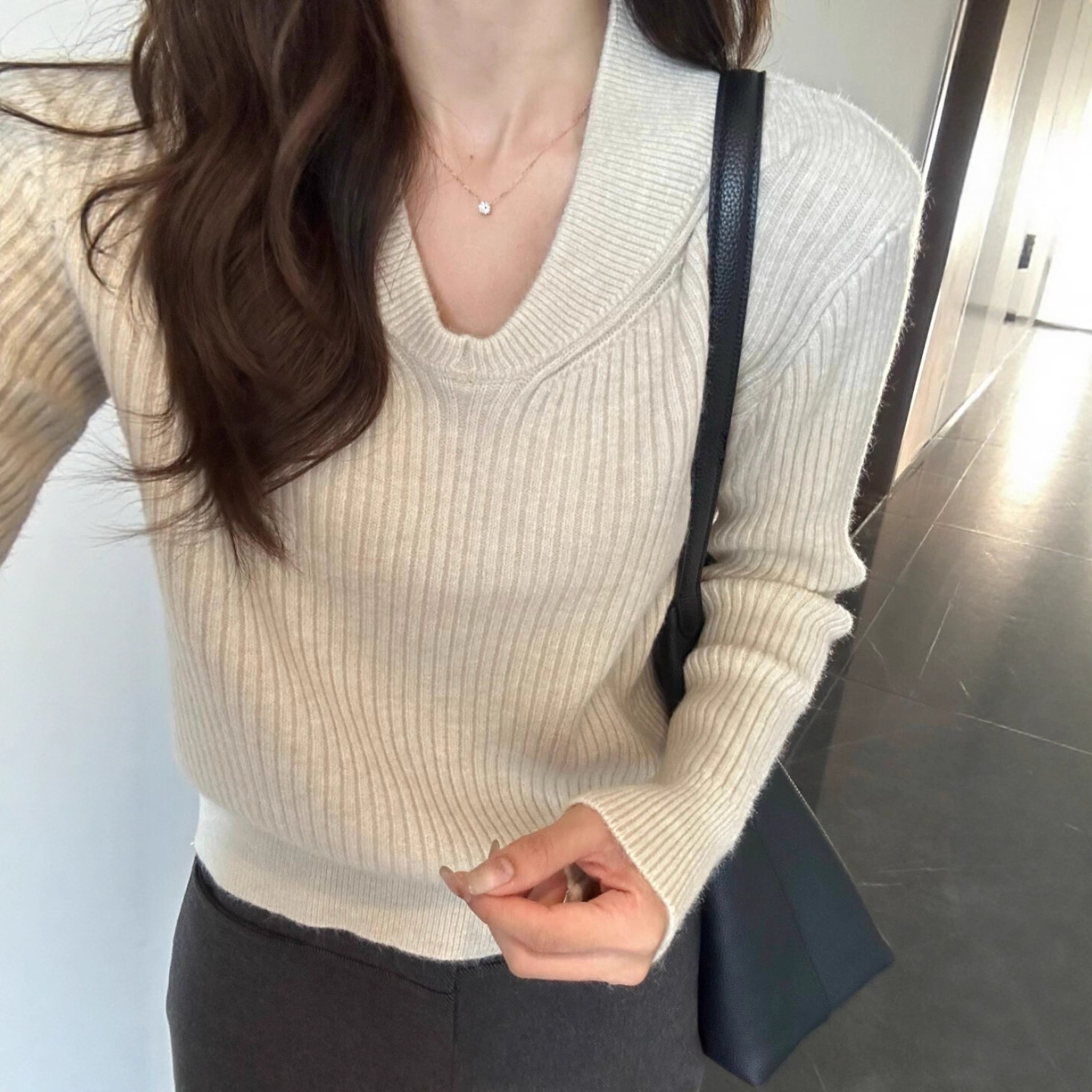 极简风v领坑条针织衫女2025秋冬新款韩版显瘦百搭内搭高级感毛衣