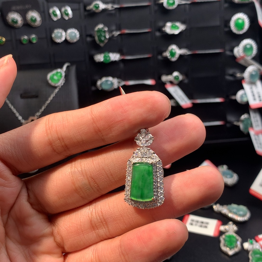 吊坠(不含链)未镶嵌翡翠