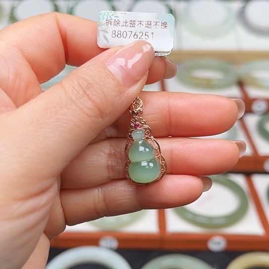 和田玉吊坠(不含链)18K金镶嵌