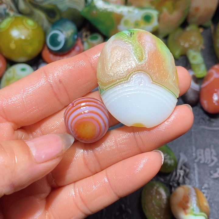 石英质玉颈饰未镶嵌田**歌