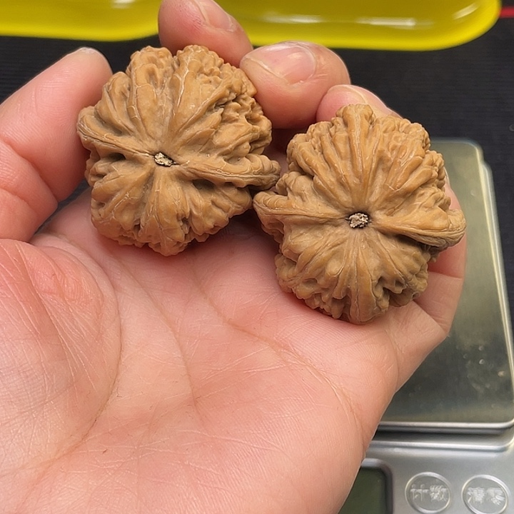 男***哥文玩核桃吊坠全品粗筋