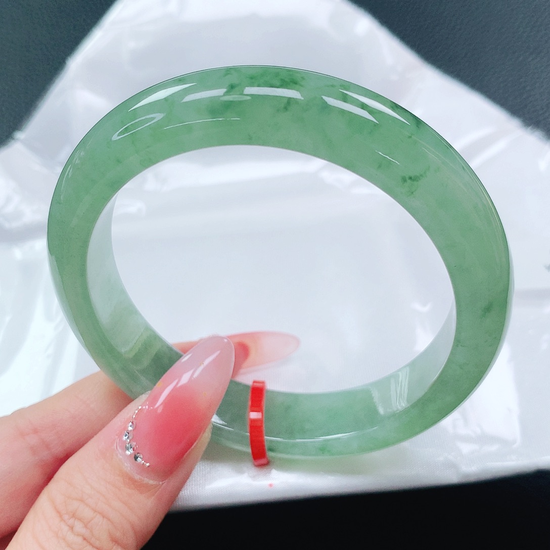 翡翠手镯未镶嵌56圈