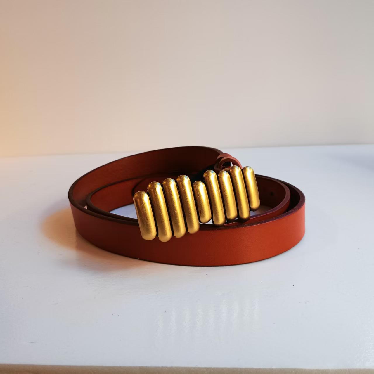 女士头层牛皮腰带，也可以当装饰，带身质保三年。