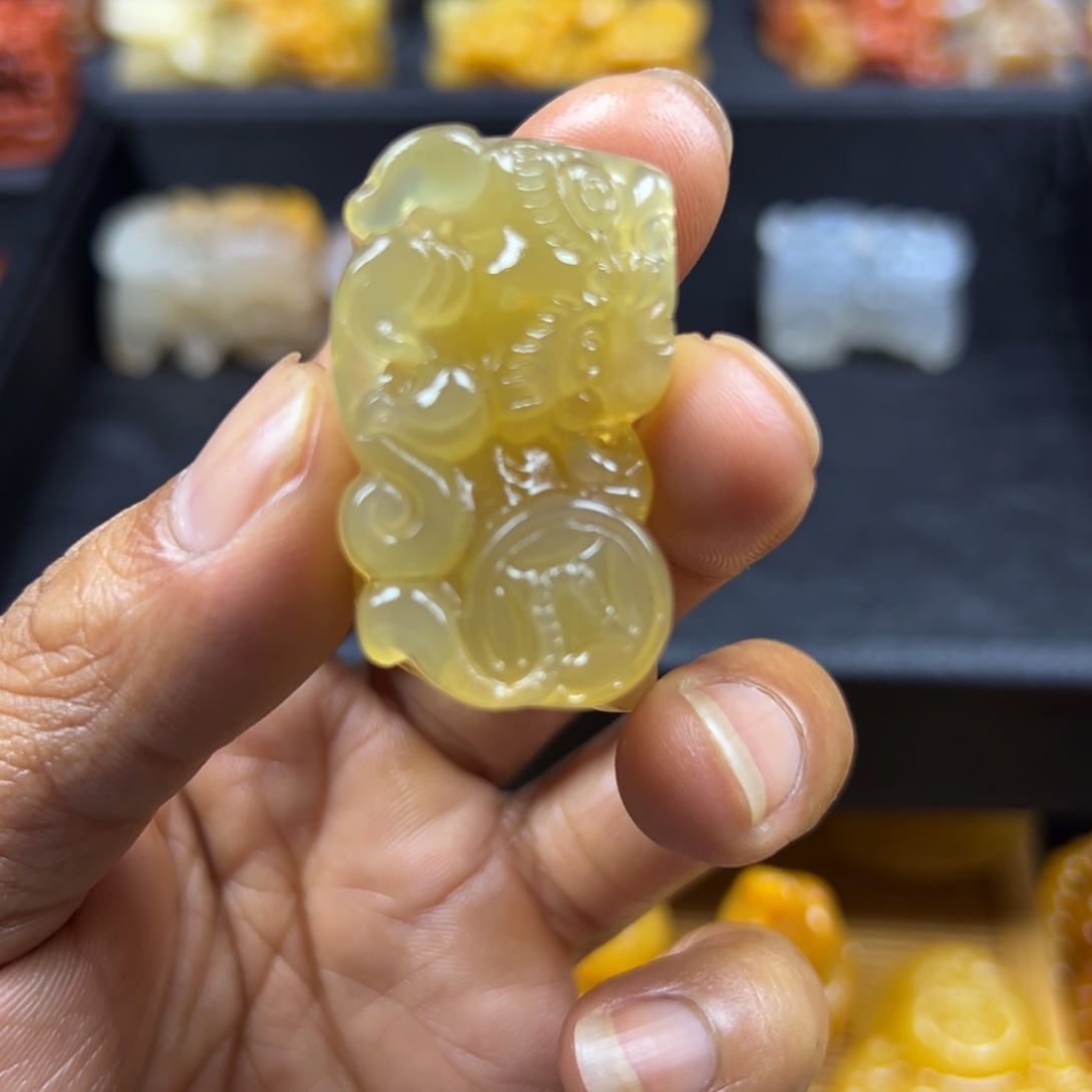 未镶嵌石英质玉（黄龙玉）颈饰