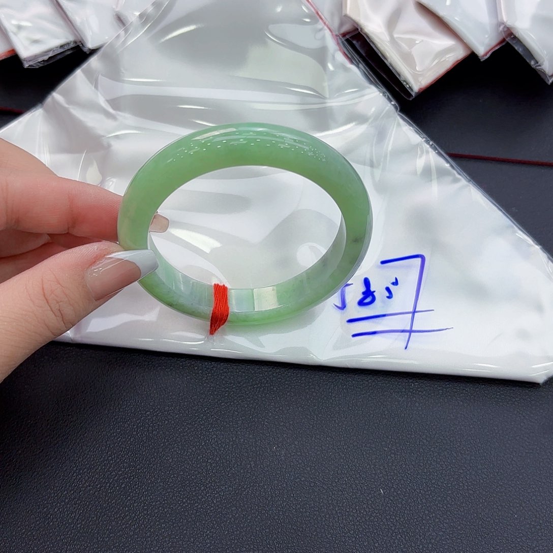 翡翠手镯未镶嵌手镯