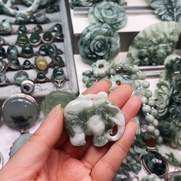 透闪石-蛇纹石玉颈饰未镶嵌