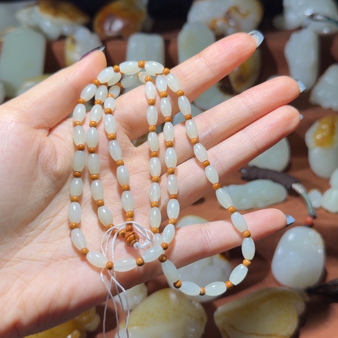 全***福和田玉未镶嵌颈饰