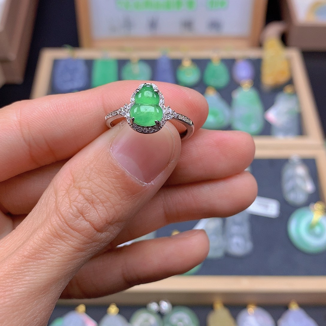 翡翠颈饰未镶嵌翡翠