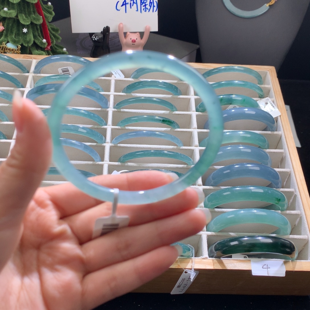 翡翠未镶嵌手镯冰蓝