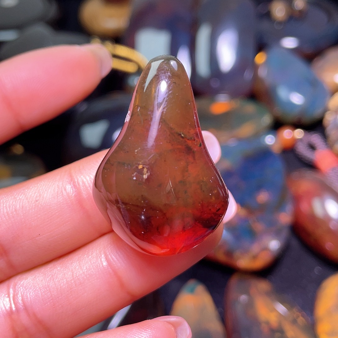 琥珀裸石未镶嵌。