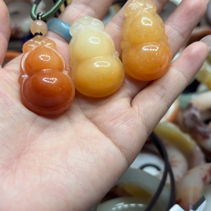 飞***石英岩玉合金颈饰