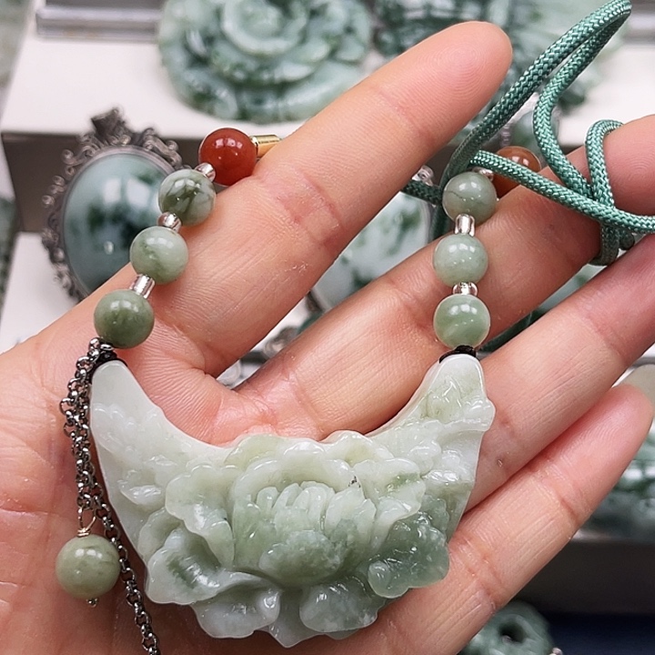 透闪石-蛇纹石玉颈饰未镶嵌