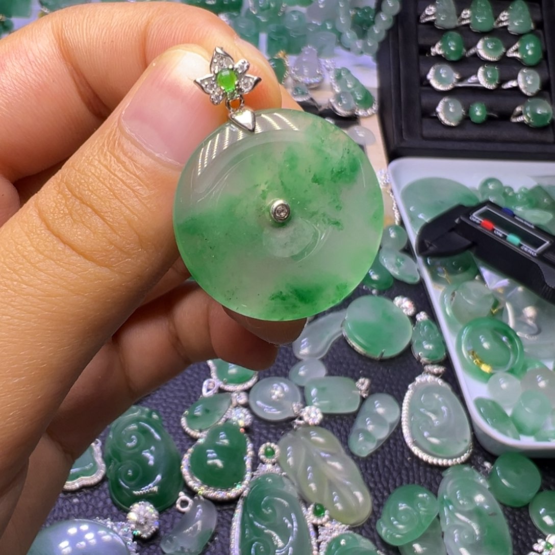 石英质玉（非洲翠）未镶嵌颈饰