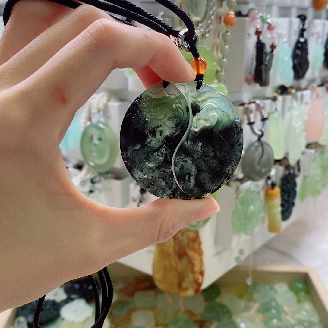 蛇纹石玉未镶嵌颈饰