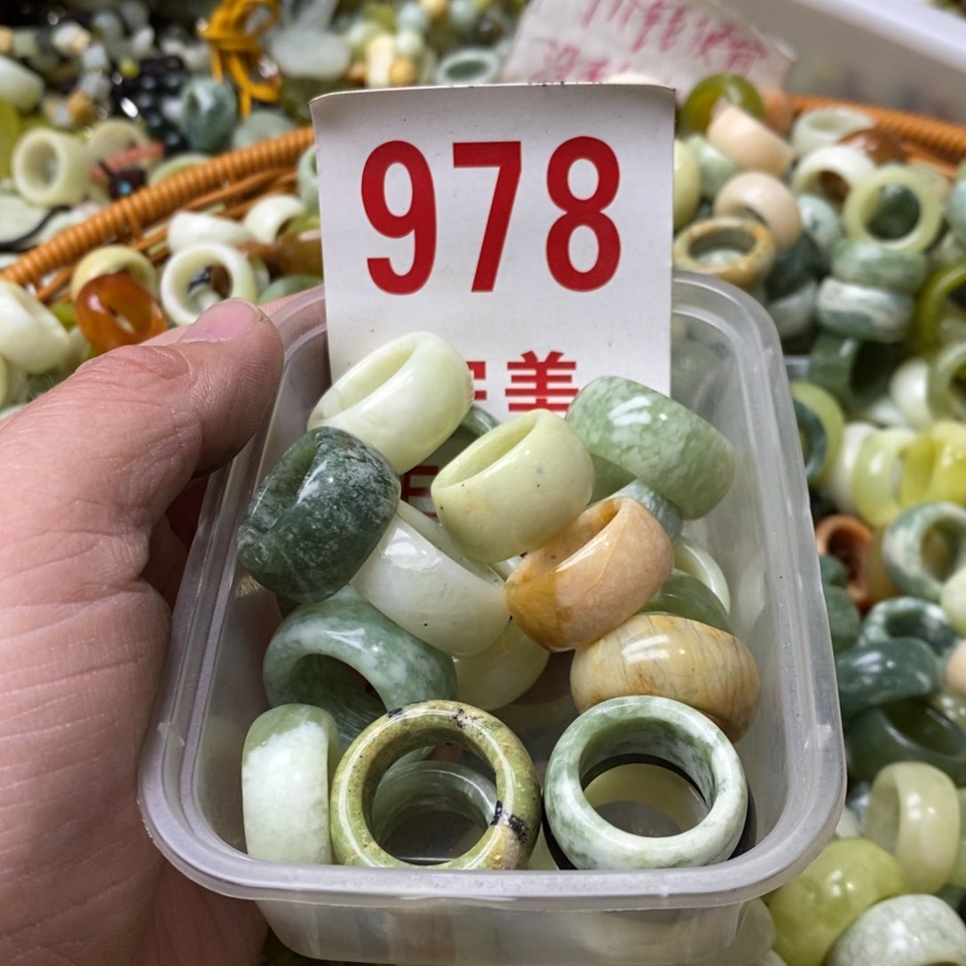 蛇纹石玉挂坠未镶嵌