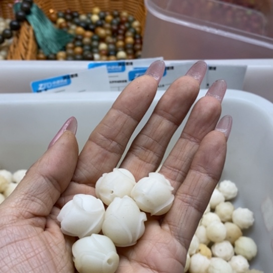 白玉菩提吊坠微瑕玉兰花5颗