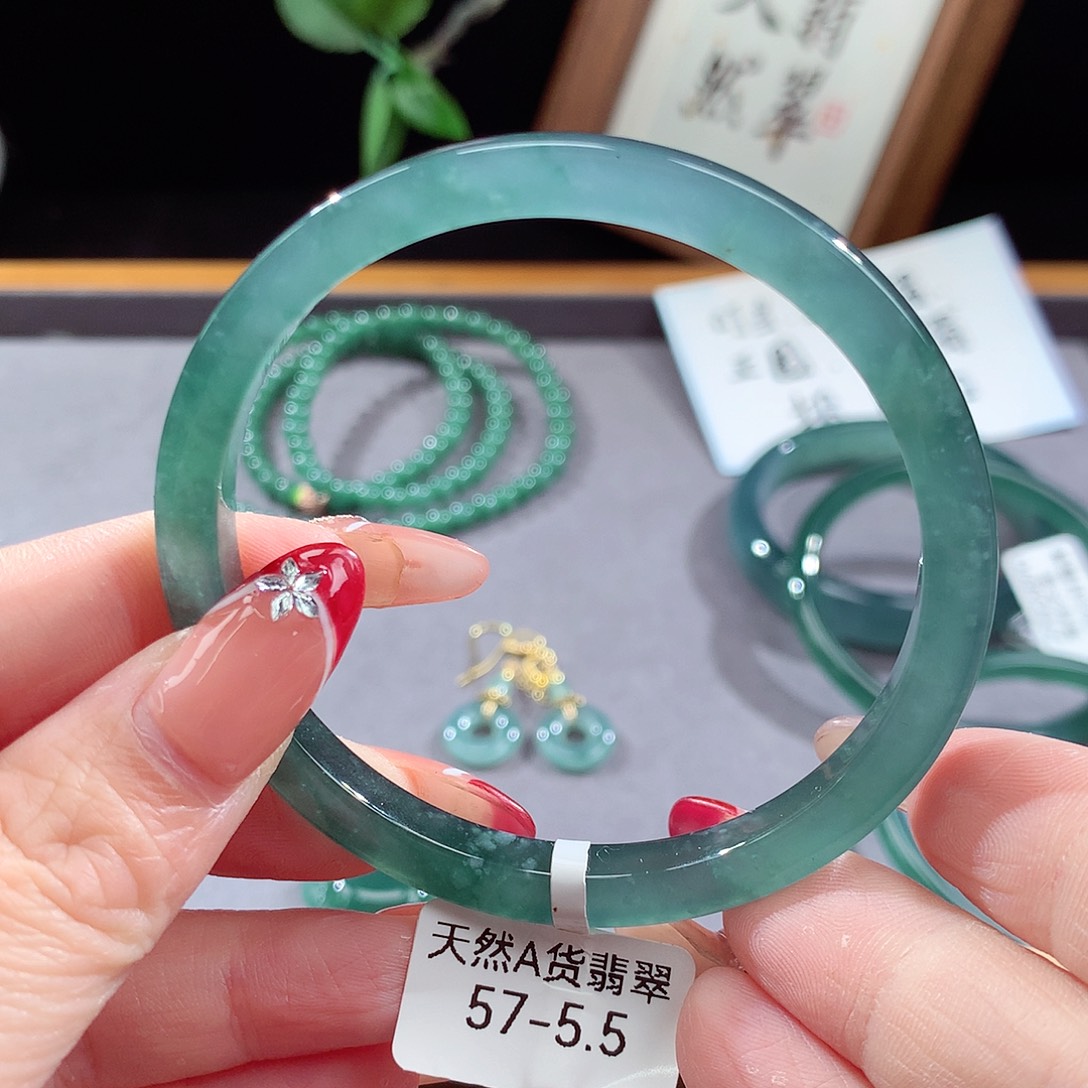 翡翠手镯（圆镯）未镶嵌