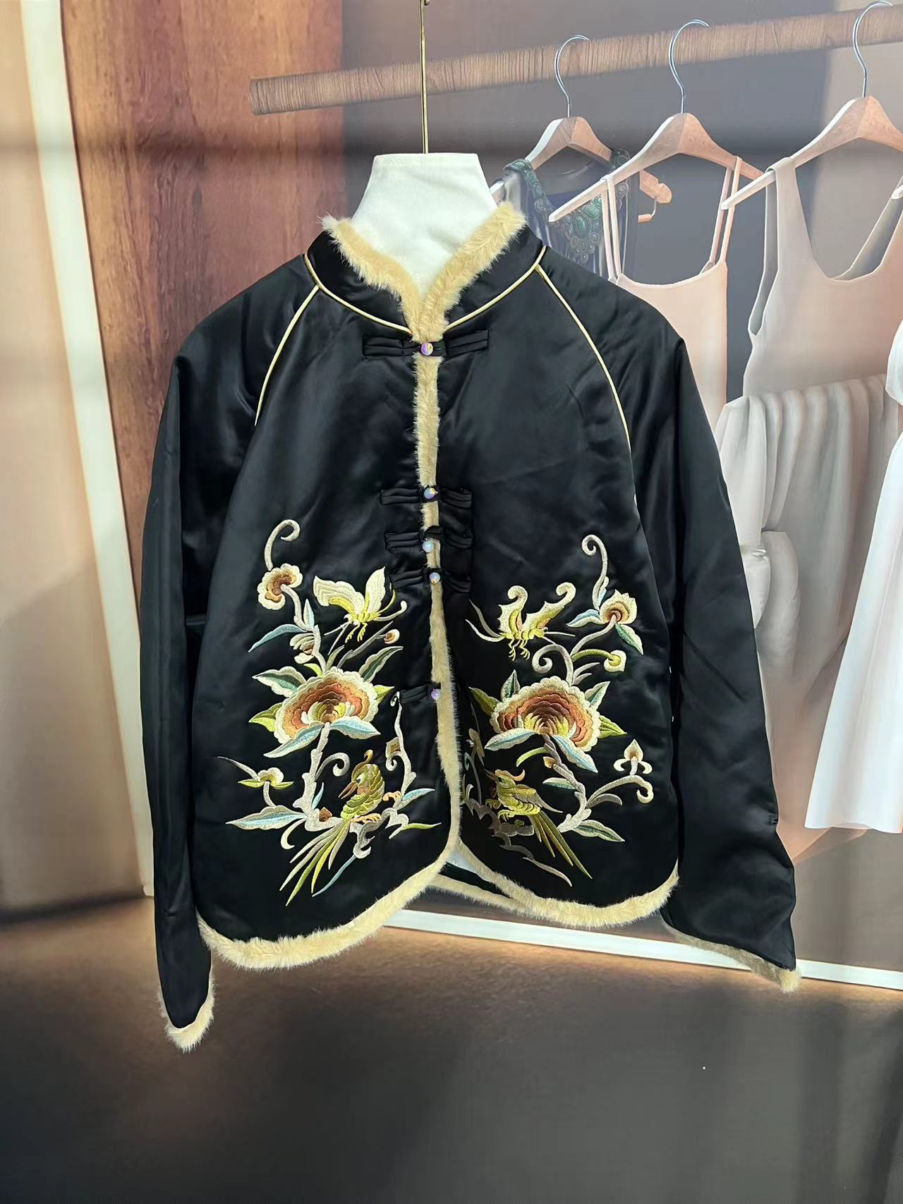 5188女款棉服圆领国潮秋冬厚款上衣黑色冬款夹克中式时尚刺绣