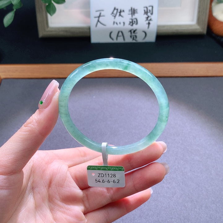 翡翠手镯未镶嵌天然翡翠手镯