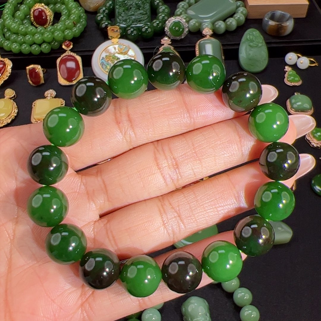 和田玉（碧玉）俄七俏色红皮绿豆老料手串未镶嵌