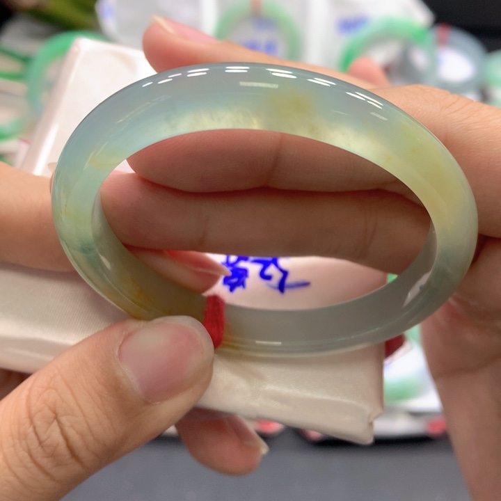 翡翠手镯未镶嵌翡翠