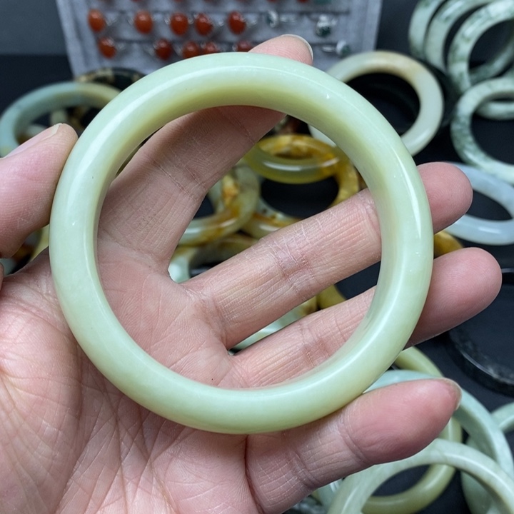 蛇纹石玉手镯未镶嵌红