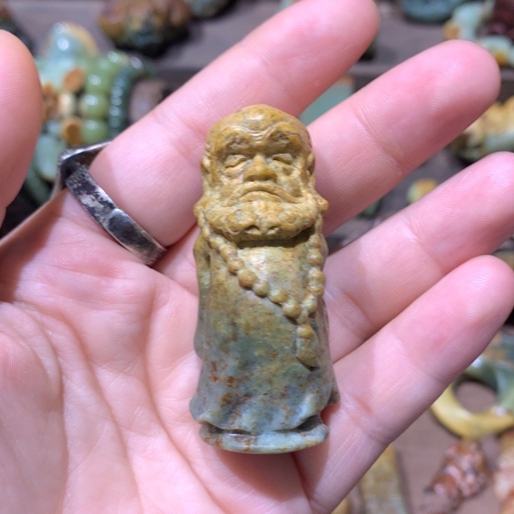 未镶嵌岫岩河磨玉（透闪石质玉）把件