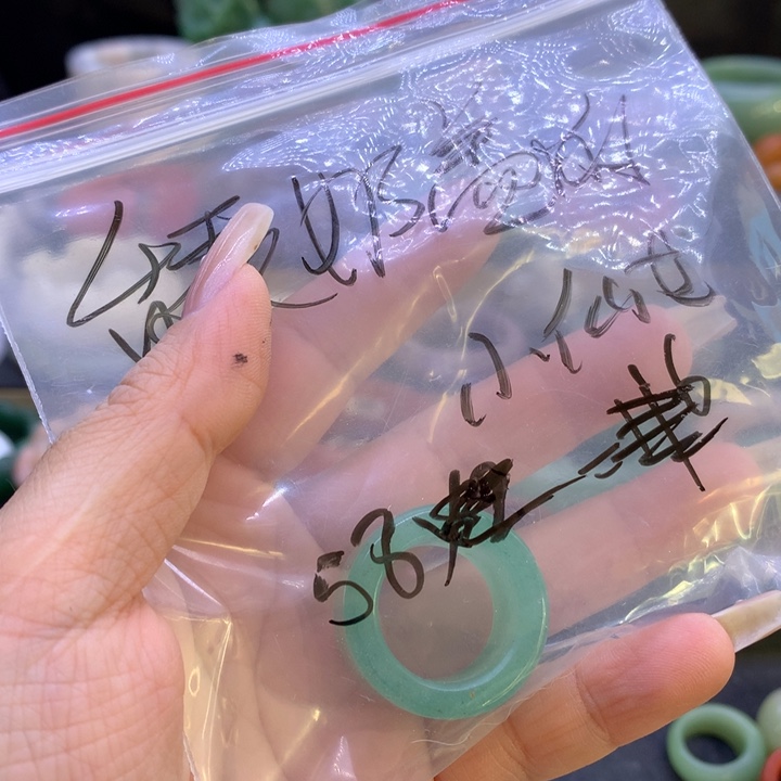 舔***女石英岩玉未镶嵌13468975444