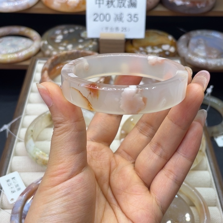 未镶嵌手镯石英质玉玫**主