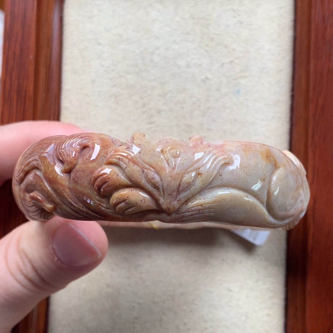 未镶嵌雕刻镯56圈口漏500/个。11硅化珊瑚（珊瑚玉）
