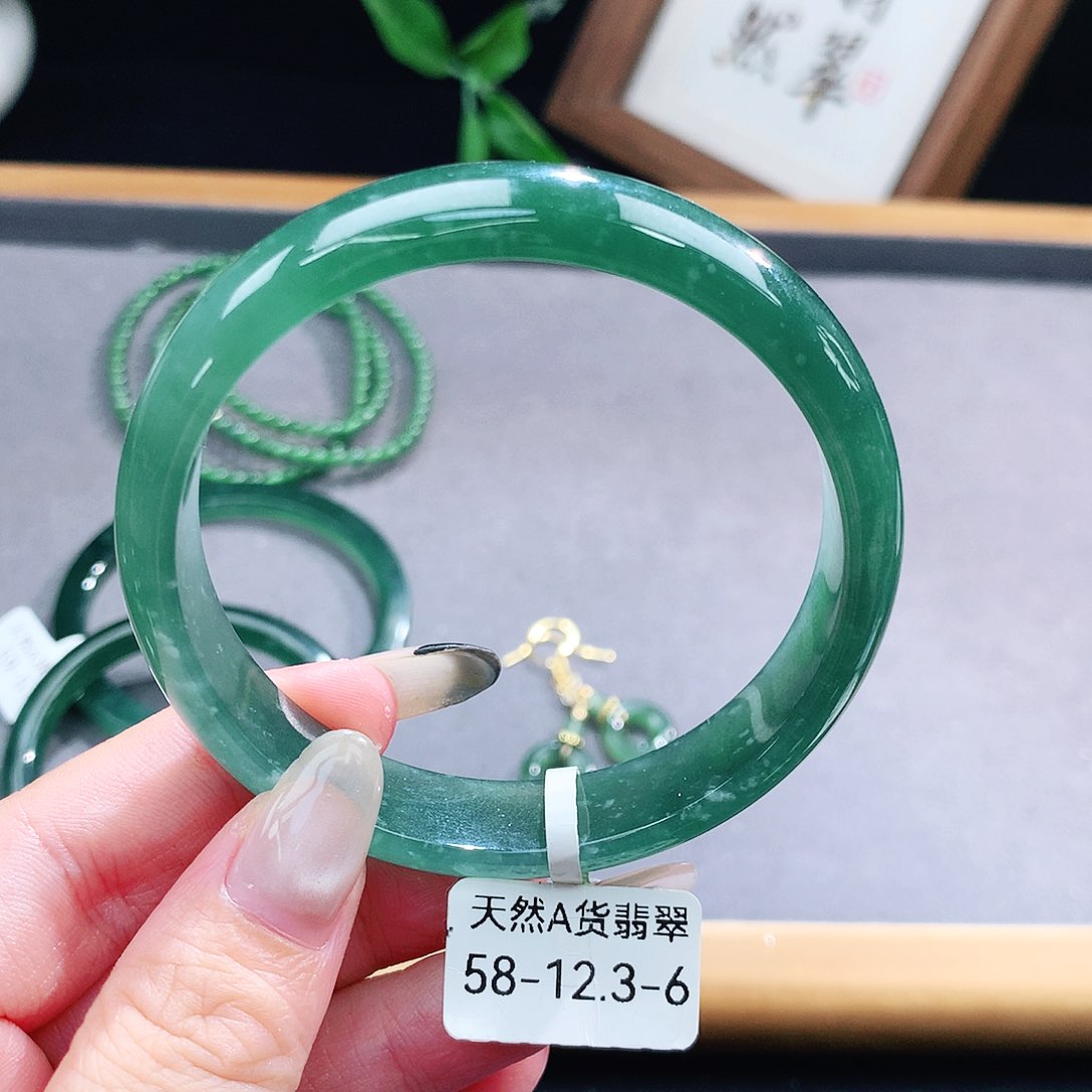 翡翠手镯（圆镯）未镶嵌