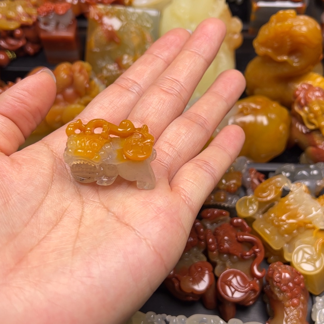 石英质玉（黄龙玉）未镶嵌颈饰