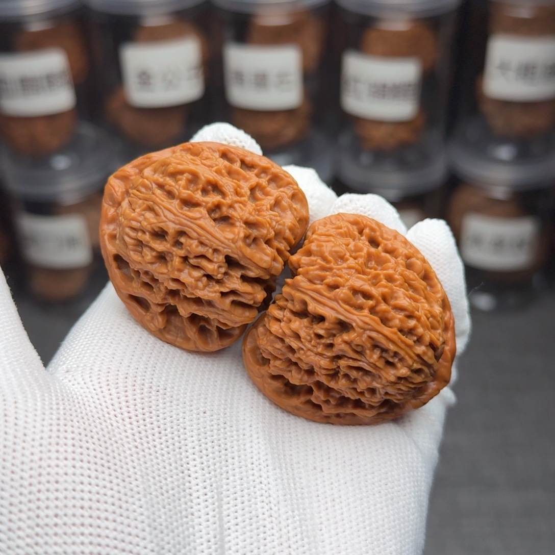 魏***忱把件文玩核桃三角南疆