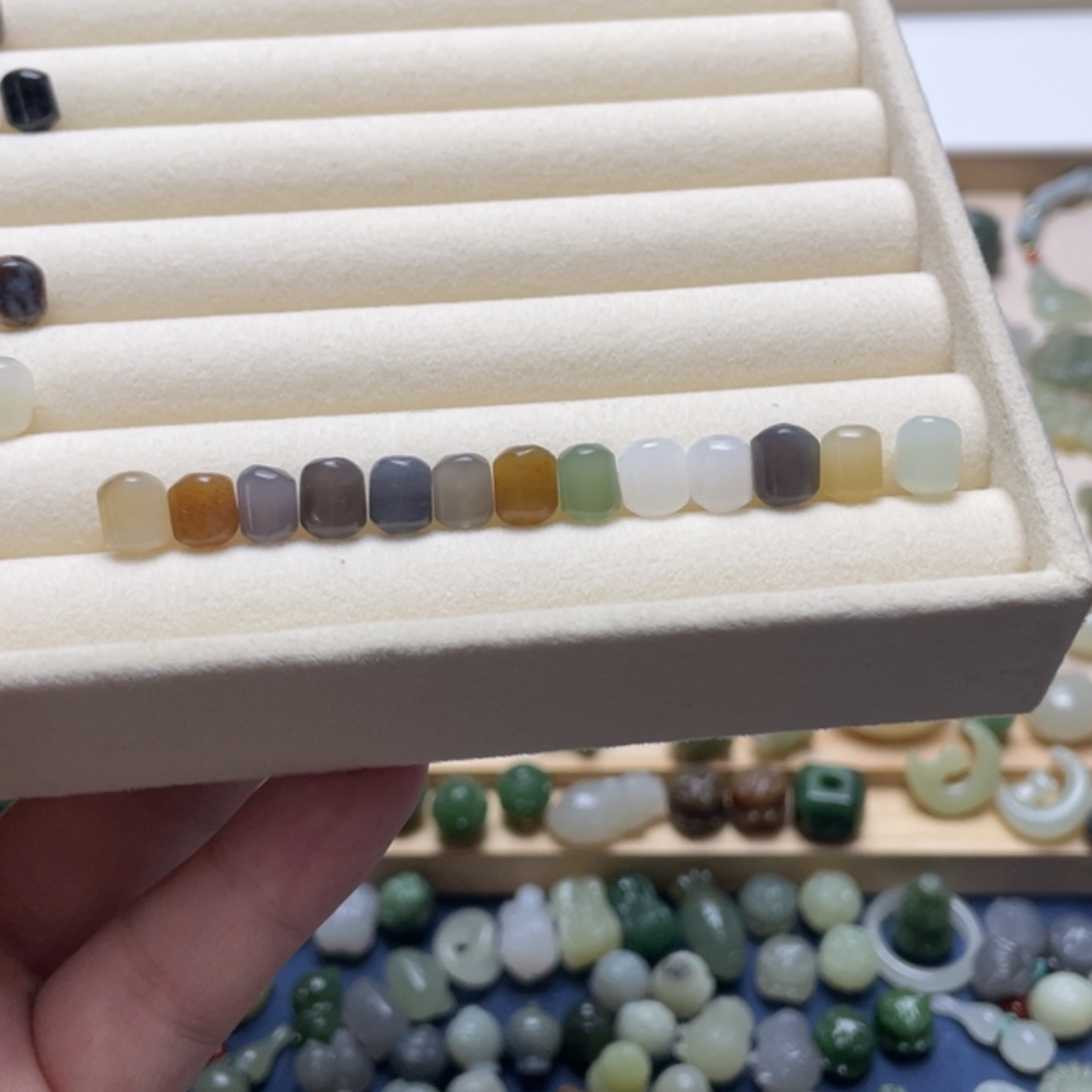 和田玉未镶嵌颈饰13颗