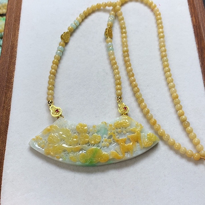 翡翠颈饰未镶嵌静***.吊坠