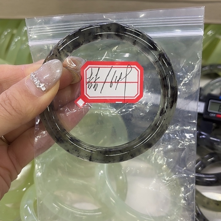 喆***蛇纹石玉未镶嵌手镯