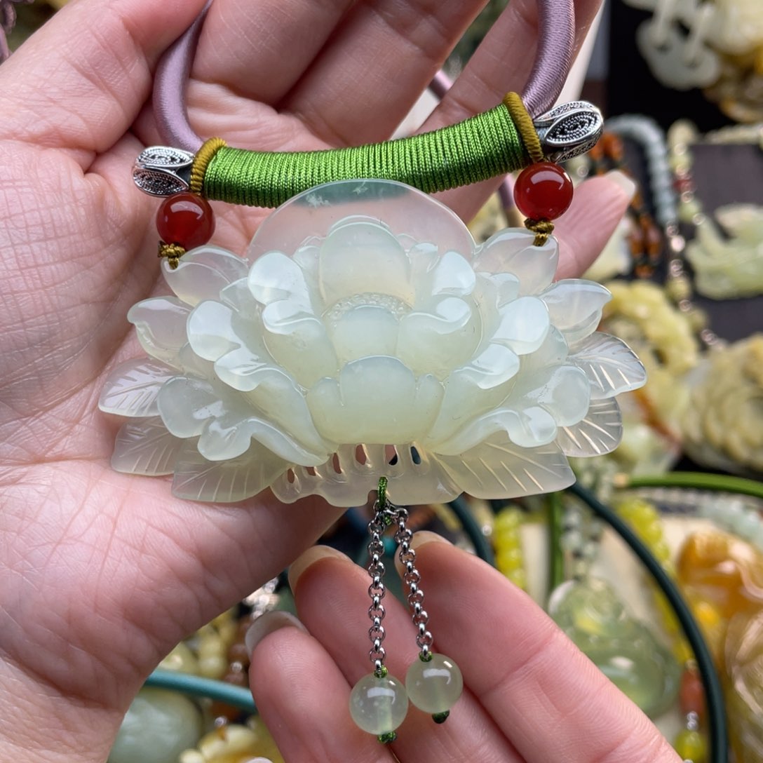 蛇纹石玉颈饰未镶嵌短*卷