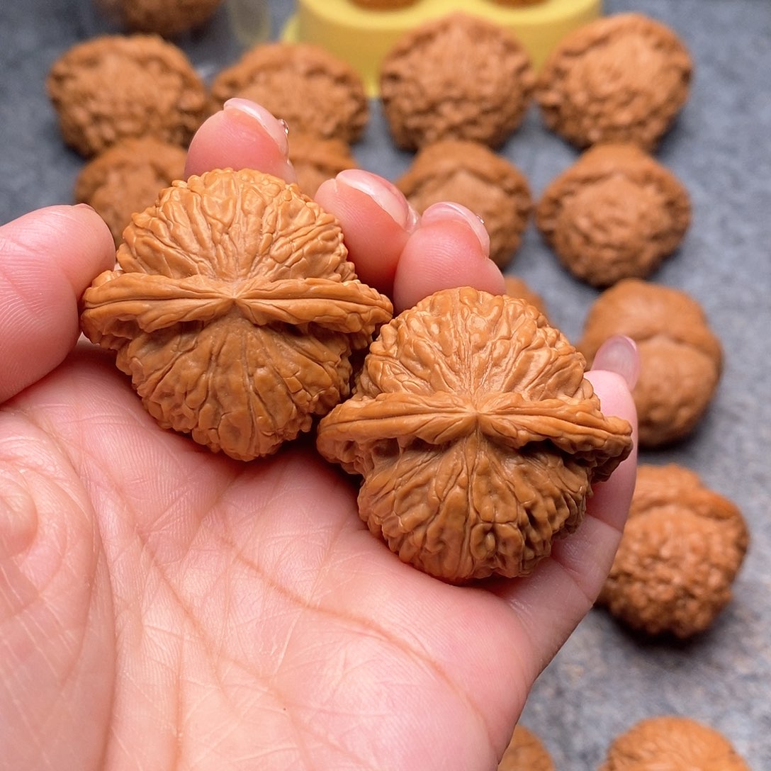 文玩核桃把件精品闷白狮子头40全品