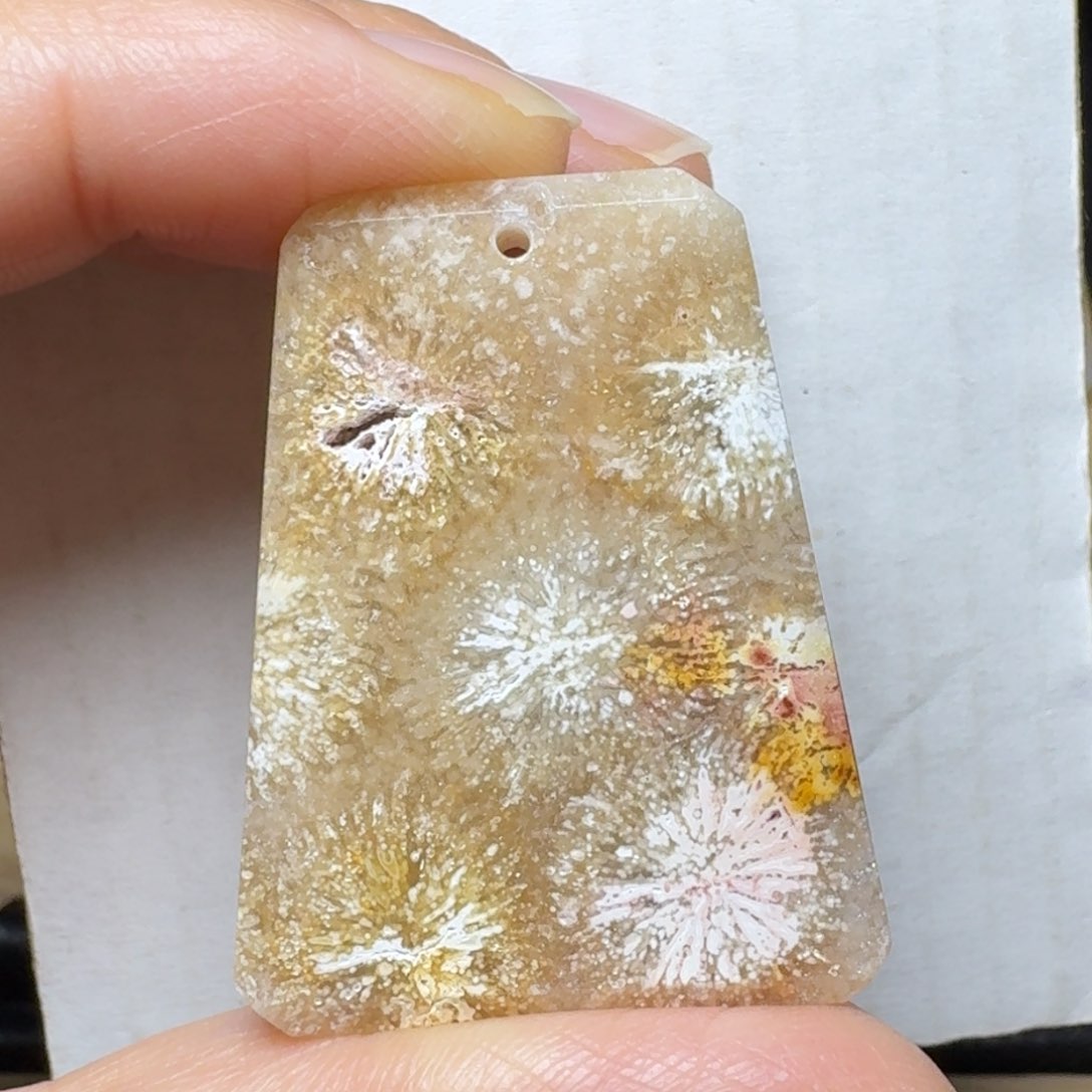 硅化玉有骨骼的粉烟花未镶嵌