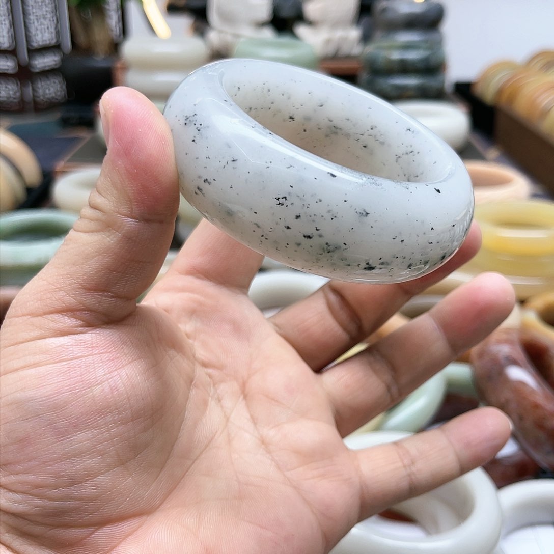 石英质玉手镯未镶嵌