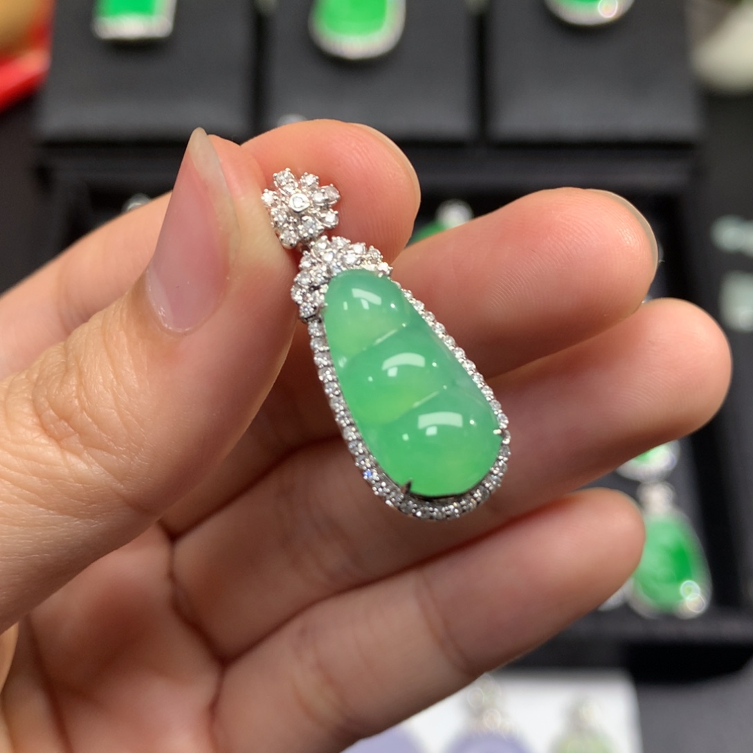 翡翠18K金镶嵌颈饰