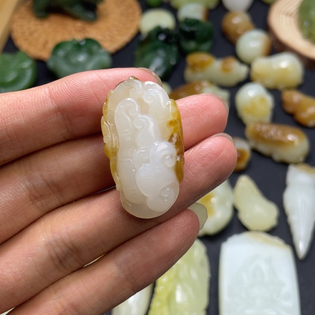 和田玉未镶嵌颈饰俄芭莎佛手