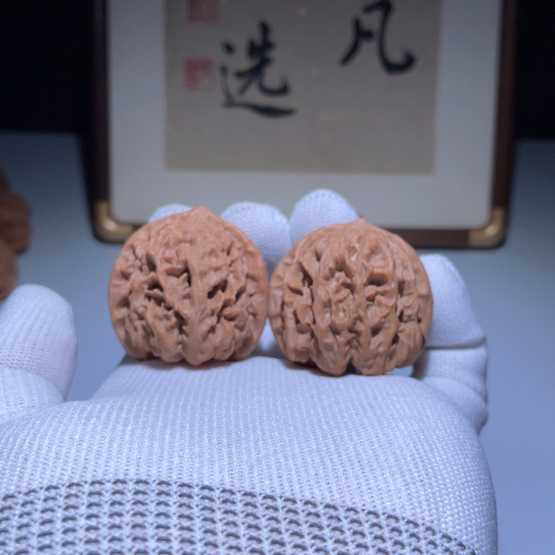 文玩核桃吊坠野牛