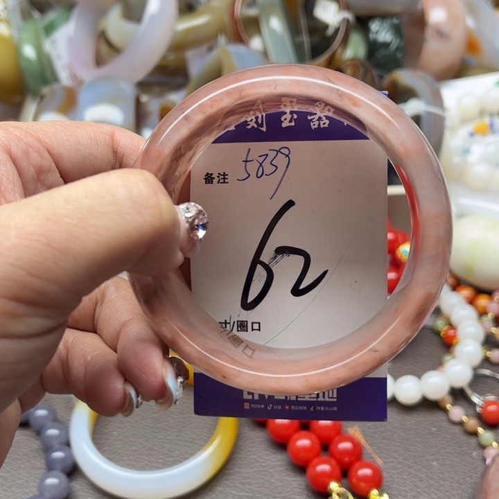 石英质玉颈饰未镶嵌