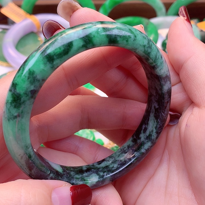 翡翠手镯未镶嵌翡翠